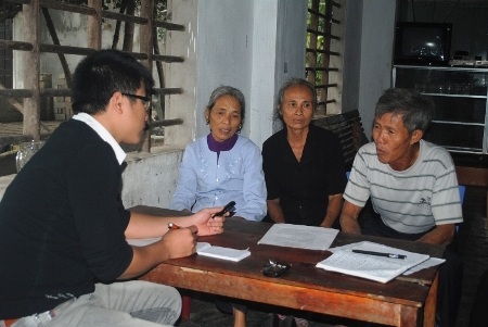 Đại diện ba gia đình mua đất đang trình bày sự việc với Dân trí